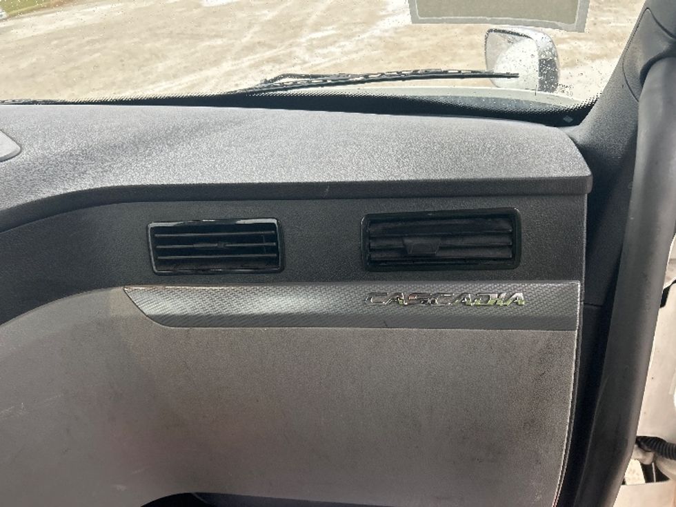 Day Cab Tractor-Heavy Duty Tractors-Freightliner-2021-T11664ST-Sturtevant-WI-611,504\n\t\tmiles-$ 29,000 - Image 13