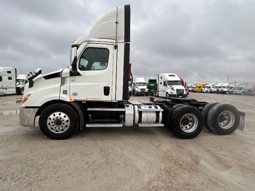 Day Cab Tractor-Heavy Duty Tractors-Freightliner-2021-T11664ST-Sturtevant-WI-611,504\n\t\tmiles-$ 29,000 - Image 4