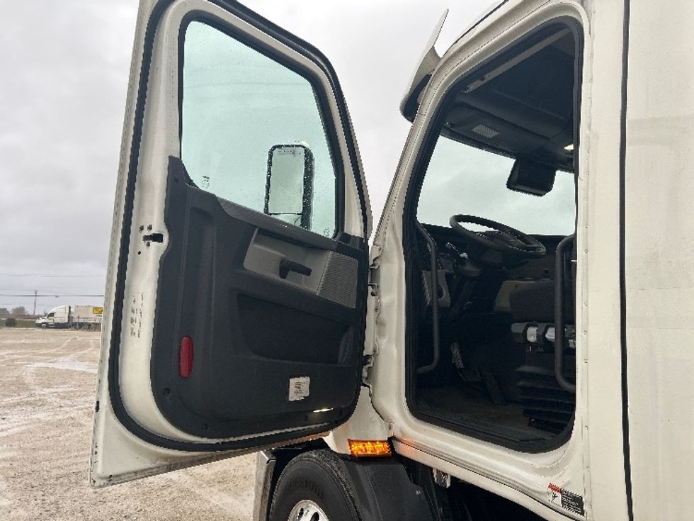 Day Cab Tractor-Heavy Duty Tractors-Freightliner-2021-T11664ST-Sturtevant-WI-611,504\n\t\tmiles-$ 29,000 - Image 9