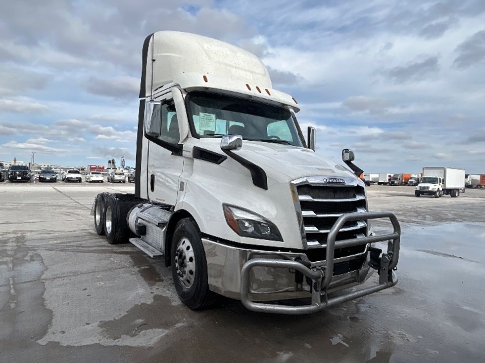 Day Cab Tractor-Heavy Duty Tractors-Freightliner-2021-T11664ST-Sturtevant-WI-613,122\n\t\tmiles-$ 32,750 - Image 1