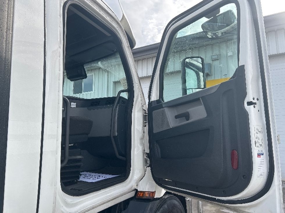 Day Cab Tractor-Heavy Duty Tractors-Freightliner-2021-T11664ST-Sturtevant-WI-613,122\n\t\tmiles-$ 32,750 - Image 12