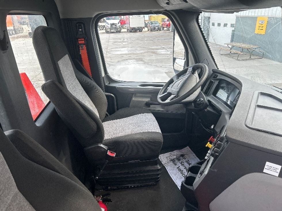 Day Cab Tractor-Heavy Duty Tractors-Freightliner-2021-T11664ST-Sturtevant-WI-613,122\n\t\tmiles-$ 32,750 - Image 14