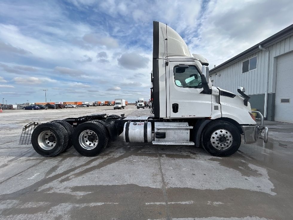 Day Cab Tractor-Heavy Duty Tractors-Freightliner-2021-T11664ST-Sturtevant-WI-613,122\n\t\tmiles-$ 32,750 - Image 8