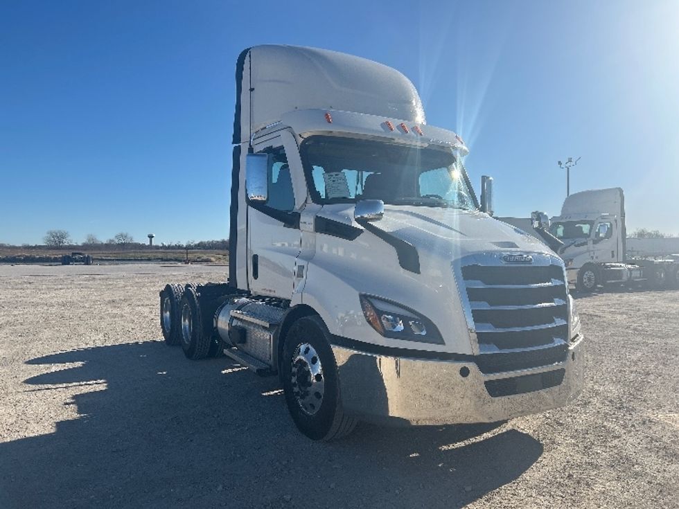 Day Cab Tractor-Heavy Duty Tractors-Freightliner-2021-T11664ST-Sturtevant-WI-615,066\n\t\tmiles-$ 29,000 - Image 1
