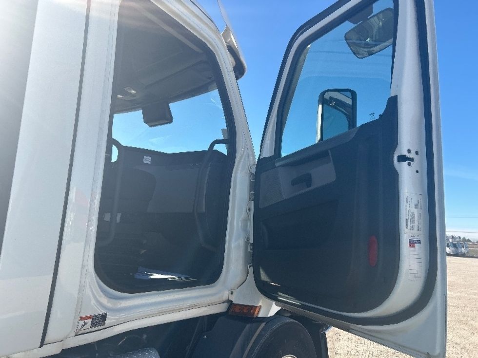 Day Cab Tractor-Heavy Duty Tractors-Freightliner-2021-T11664ST-Sturtevant-WI-615,066\n\t\tmiles-$ 29,000 - Image 12