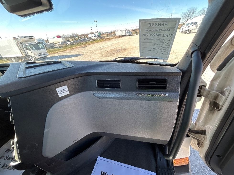 Day Cab Tractor-Heavy Duty Tractors-Freightliner-2021-T11664ST-Sturtevant-WI-615,066\n\t\tmiles-$ 29,000 - Image 13