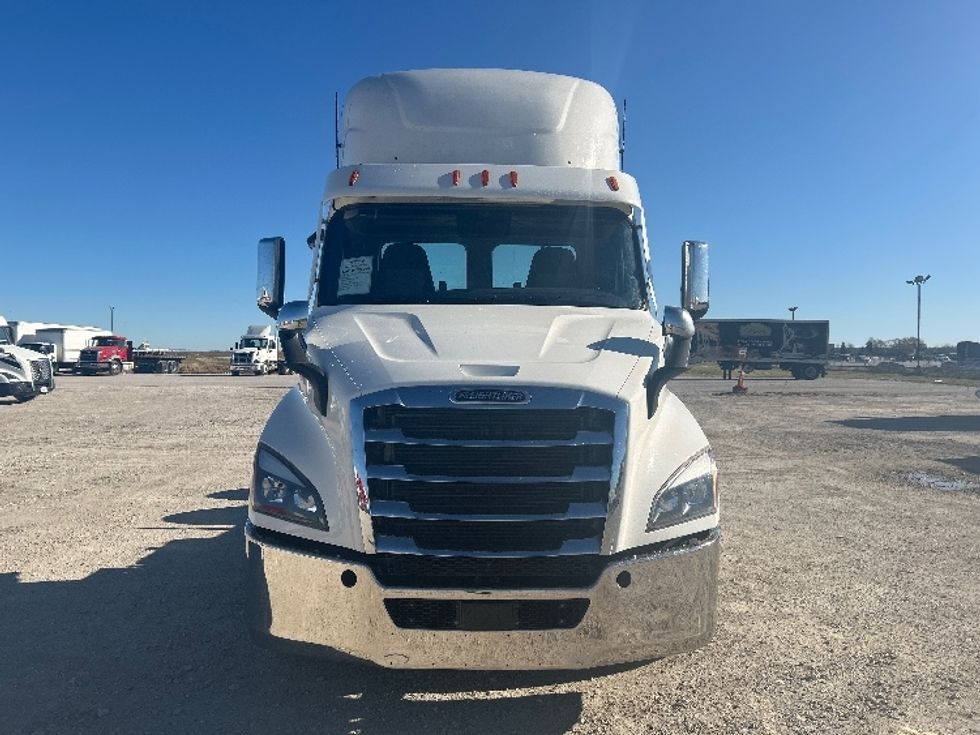 Day Cab Tractor-Heavy Duty Tractors-Freightliner-2021-T11664ST-Sturtevant-WI-615,066\n\t\tmiles-$ 29,000 - Image 2