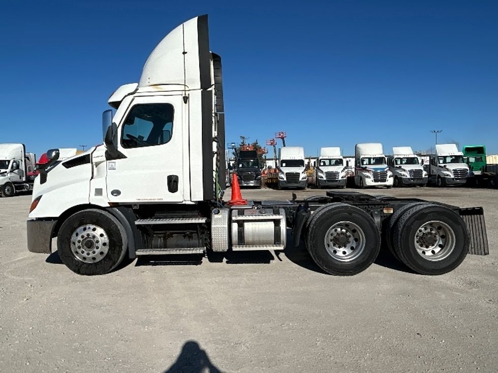 Day Cab Tractor-Heavy Duty Tractors-Freightliner-2021-T11664ST-Sturtevant-WI-615,066\n\t\tmiles-$ 29,000 - Image 4