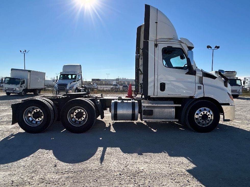 Day Cab Tractor-Heavy Duty Tractors-Freightliner-2021-T11664ST-Sturtevant-WI-615,066\n\t\tmiles-$ 29,000 - Image 8