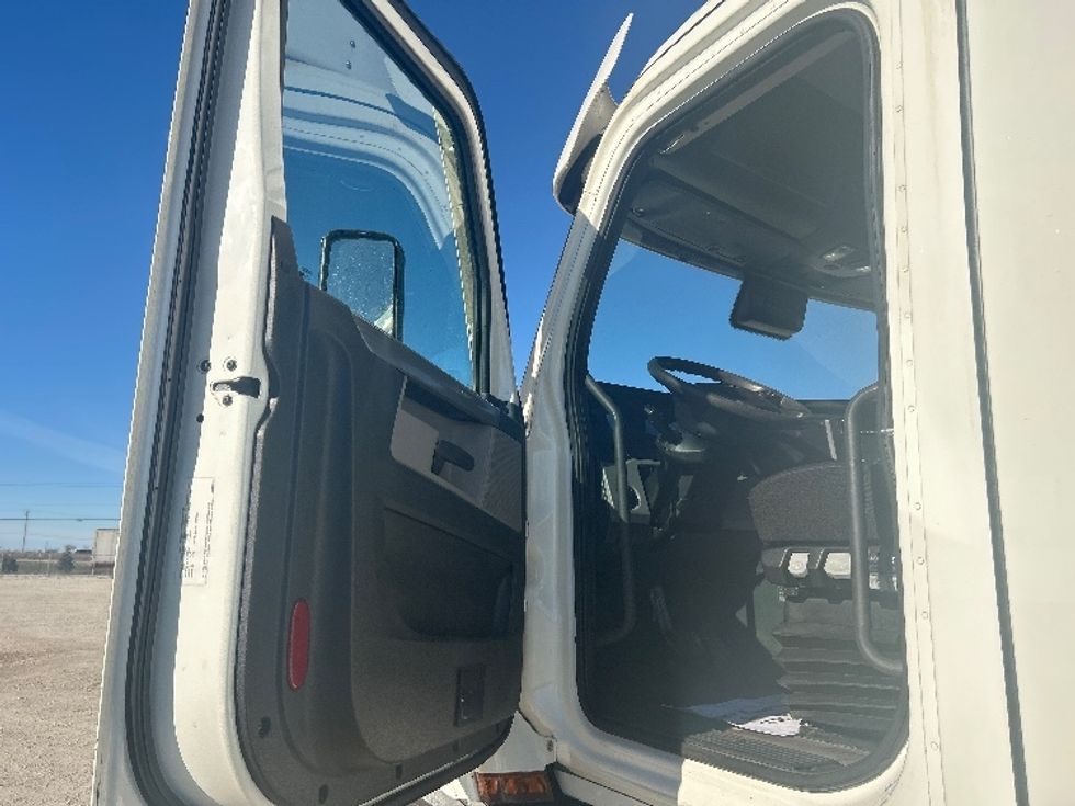 Day Cab Tractor-Heavy Duty Tractors-Freightliner-2021-T11664ST-Sturtevant-WI-615,066\n\t\tmiles-$ 29,000 - Image 9