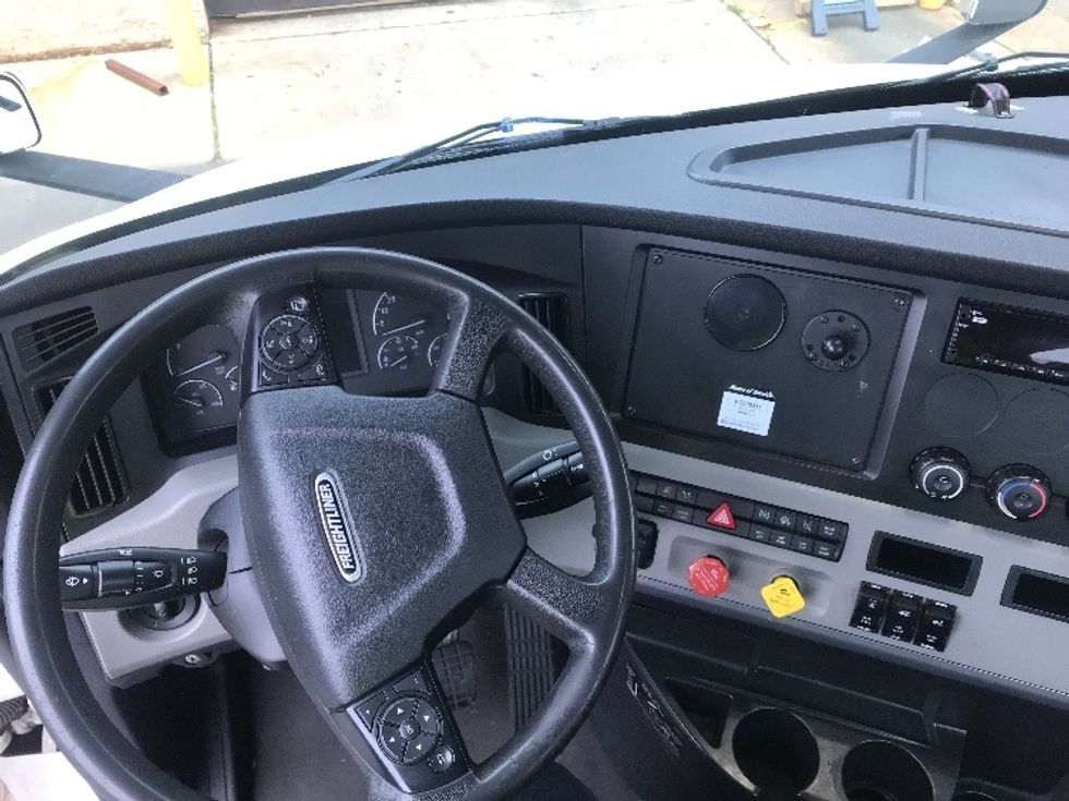 Day Cab Tractor-Heavy Duty Tractors-Freightliner-2021-T11664ST-Swedesboro-NJ-202,311\n\t\tmiles-$ 63,750 - Image 11