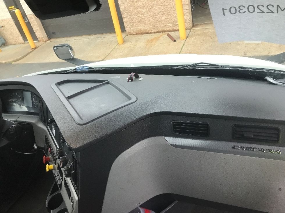 Day Cab Tractor-Heavy Duty Tractors-Freightliner-2021-T11664ST-Swedesboro-NJ-202,311\n\t\tmiles-$ 63,750 - Image 13