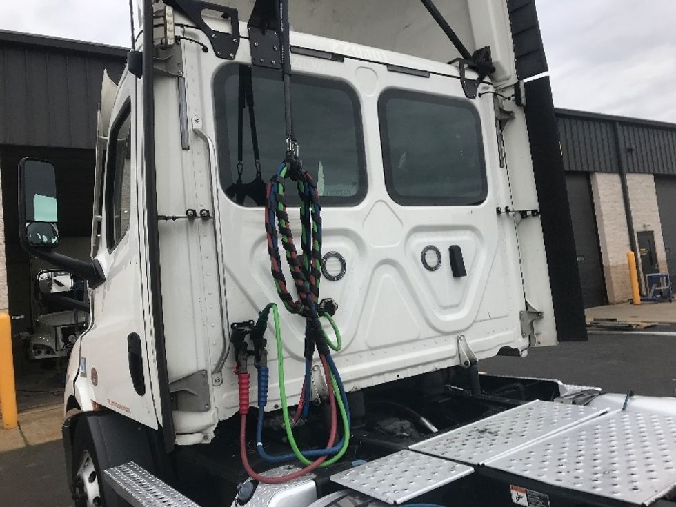 Day Cab Tractor-Heavy Duty Tractors-Freightliner-2021-T11664ST-Swedesboro-NJ-202,311\n\t\tmiles-$ 63,750 - Image 18