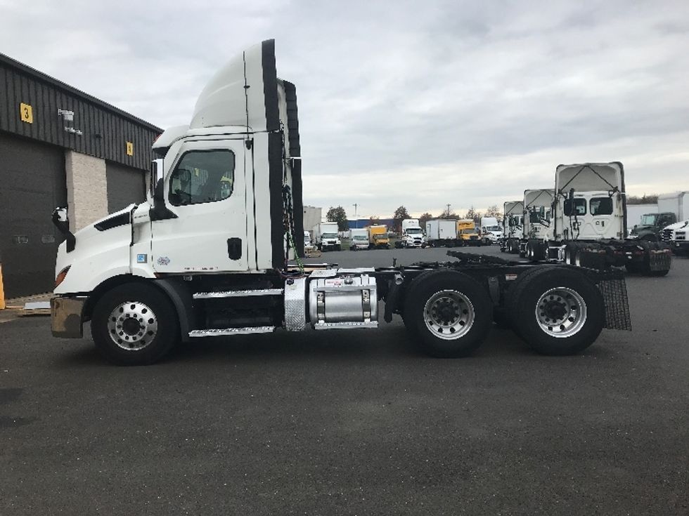 Day Cab Tractor-Heavy Duty Tractors-Freightliner-2021-T11664ST-Swedesboro-NJ-202,311\n\t\tmiles-$ 63,750 - Image 4