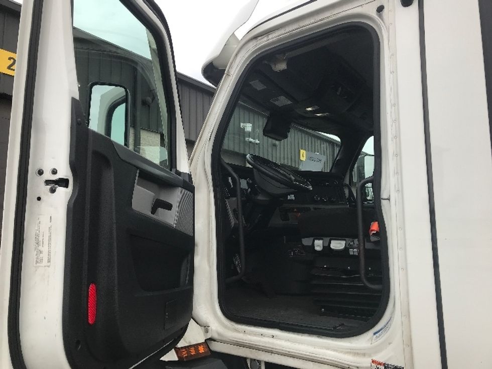 Day Cab Tractor-Heavy Duty Tractors-Freightliner-2021-T11664ST-Swedesboro-NJ-202,311\n\t\tmiles-$ 63,750 - Image 9