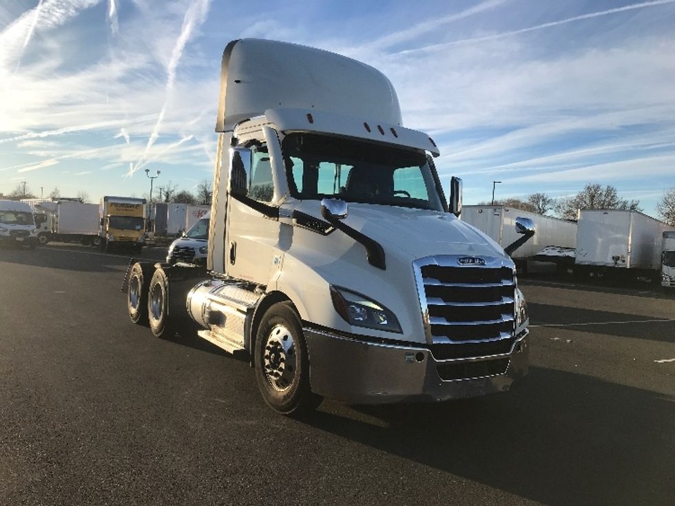 Day Cab Tractor-Heavy Duty Tractors-Freightliner-2021-T11664ST-Swedesboro-NJ-231,061\n\t\tmiles-$ 62,250 - Image 1