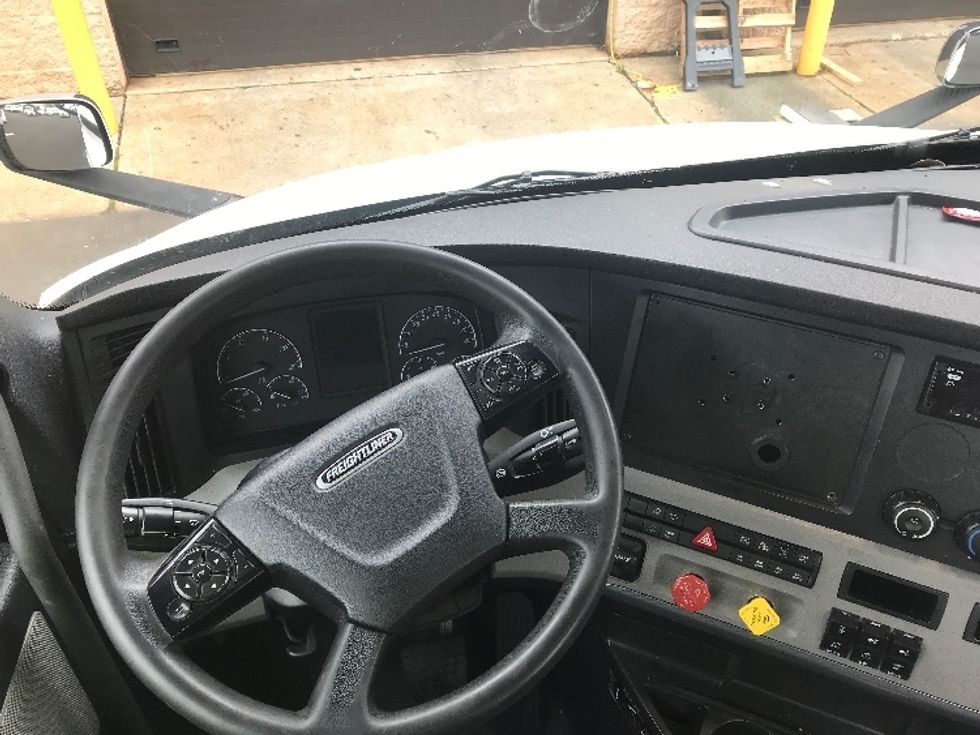 Day Cab Tractor-Heavy Duty Tractors-Freightliner-2021-T11664ST-Swedesboro-NJ-231,061\n\t\tmiles-$ 62,250 - Image 11