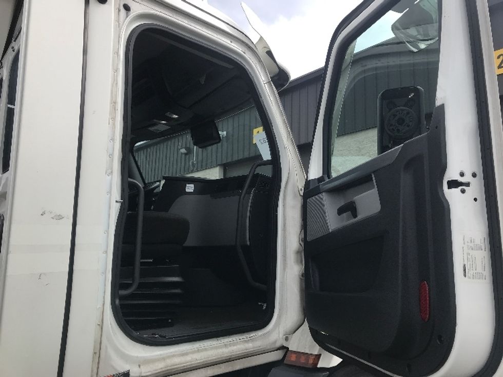 Day Cab Tractor-Heavy Duty Tractors-Freightliner-2021-T11664ST-Swedesboro-NJ-231,061\n\t\tmiles-$ 62,250 - Image 12