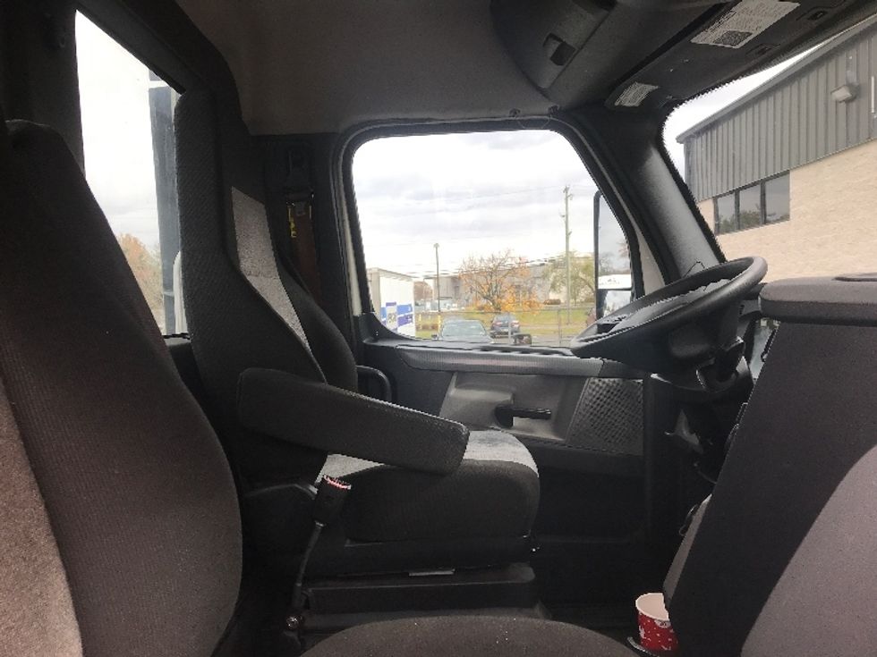 Day Cab Tractor-Heavy Duty Tractors-Freightliner-2021-T11664ST-Swedesboro-NJ-231,061\n\t\tmiles-$ 62,250 - Image 14