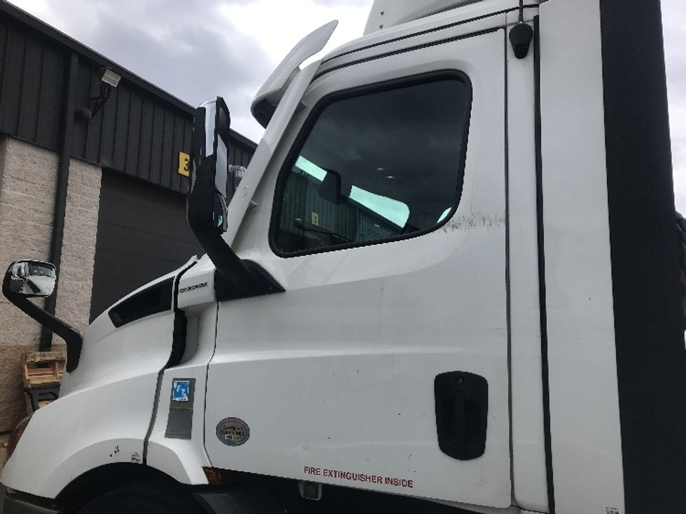 Day Cab Tractor-Heavy Duty Tractors-Freightliner-2021-T11664ST-Swedesboro-NJ-231,061\n\t\tmiles-$ 62,250 - Image 17