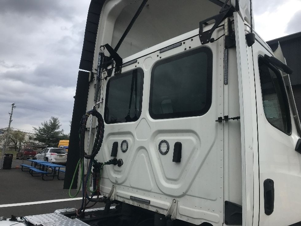 Day Cab Tractor-Heavy Duty Tractors-Freightliner-2021-T11664ST-Swedesboro-NJ-231,061\n\t\tmiles-$ 62,250 - Image 21