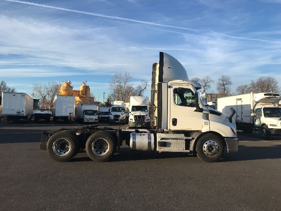 Day Cab Tractor-Heavy Duty Tractors-Freightliner-2021-T11664ST-Swedesboro-NJ-231,061\n\t\tmiles-$ 62,250 - Image 8