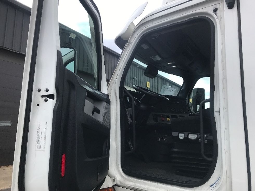 Day Cab Tractor-Heavy Duty Tractors-Freightliner-2021-T11664ST-Swedesboro-NJ-231,061\n\t\tmiles-$ 62,250 - Image 9