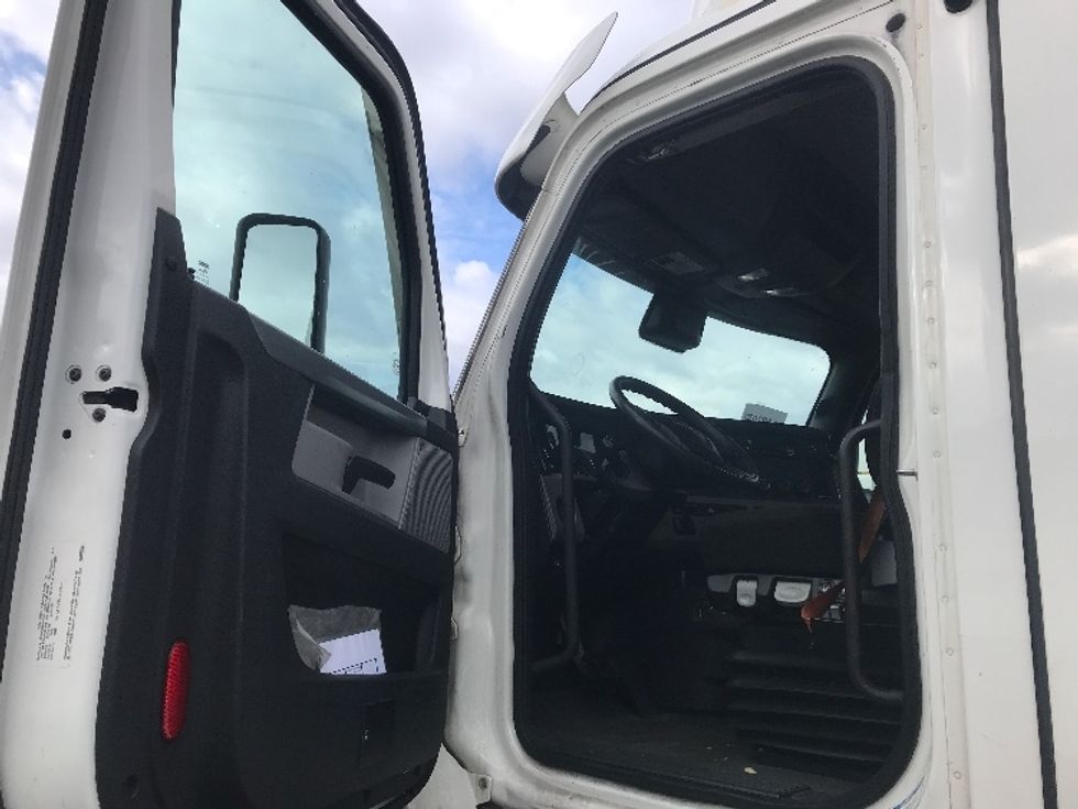 Day Cab Tractor-Heavy Duty Tractors-Freightliner-2021-T11664ST-Swedesboro-NJ-248,873\n\t\tmiles-$ 61,500 - Image 9