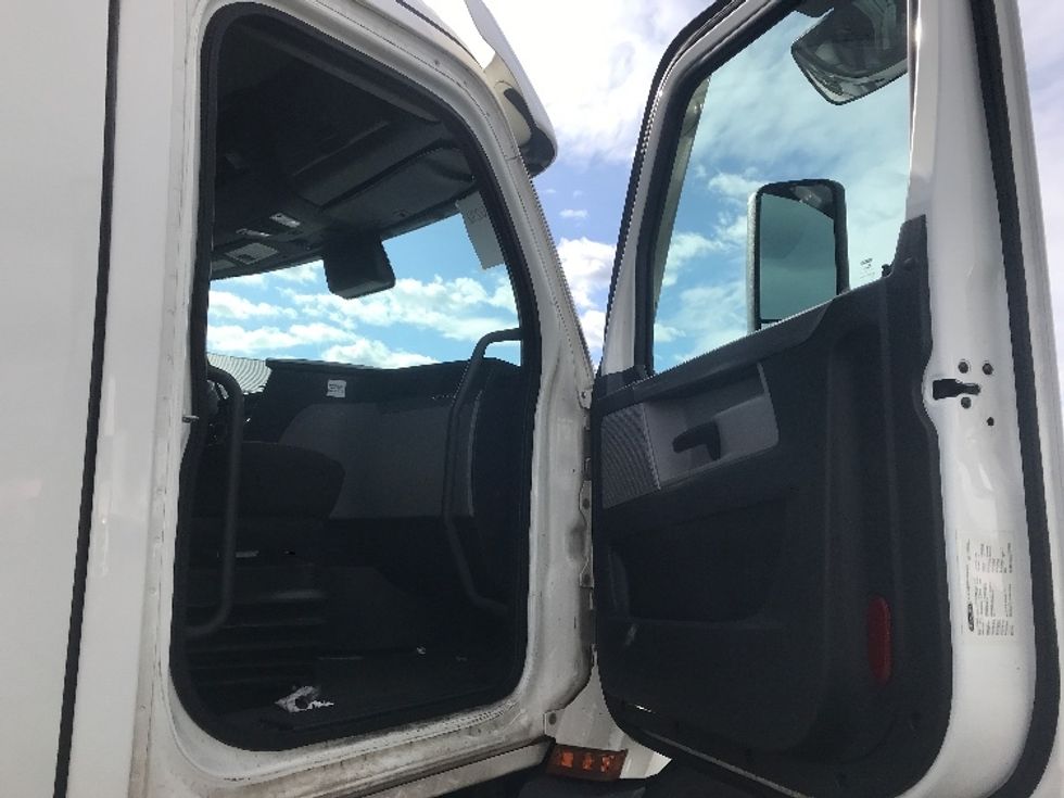 Day Cab Tractor-Heavy Duty Tractors-Freightliner-2021-T11664ST-Swedesboro-NJ-256,481\n\t\tmiles-$ 61,000 - Image 12