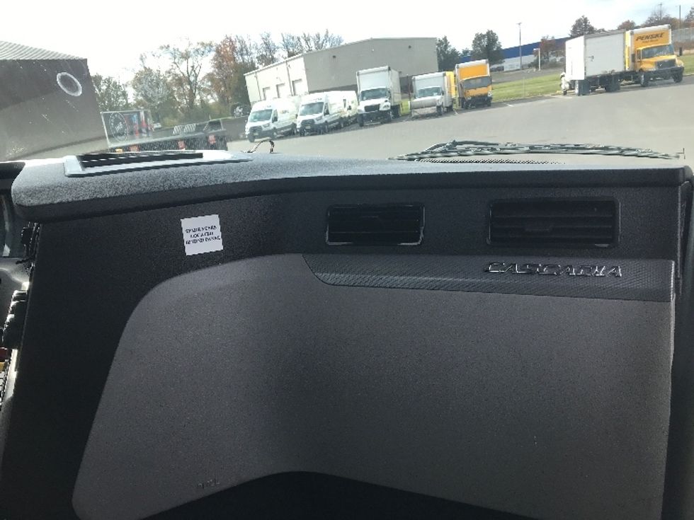 Day Cab Tractor-Heavy Duty Tractors-Freightliner-2021-T11664ST-Swedesboro-NJ-256,481\n\t\tmiles-$ 61,000 - Image 13