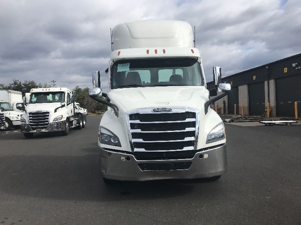 Day Cab Tractor-Heavy Duty Tractors-Freightliner-2021-T11664ST-Swedesboro-NJ-256,481\n\t\tmiles-$ 61,000 - Image 2