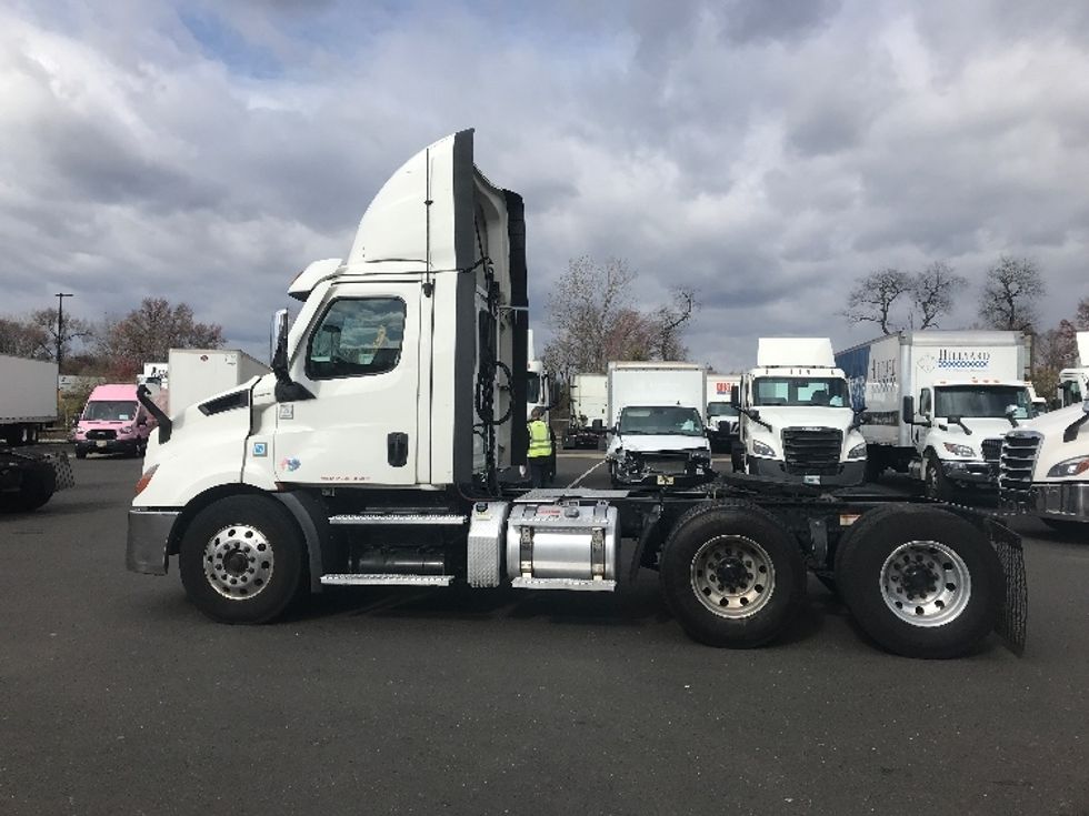 Day Cab Tractor-Heavy Duty Tractors-Freightliner-2021-T11664ST-Swedesboro-NJ-256,481\n\t\tmiles-$ 61,000 - Image 4
