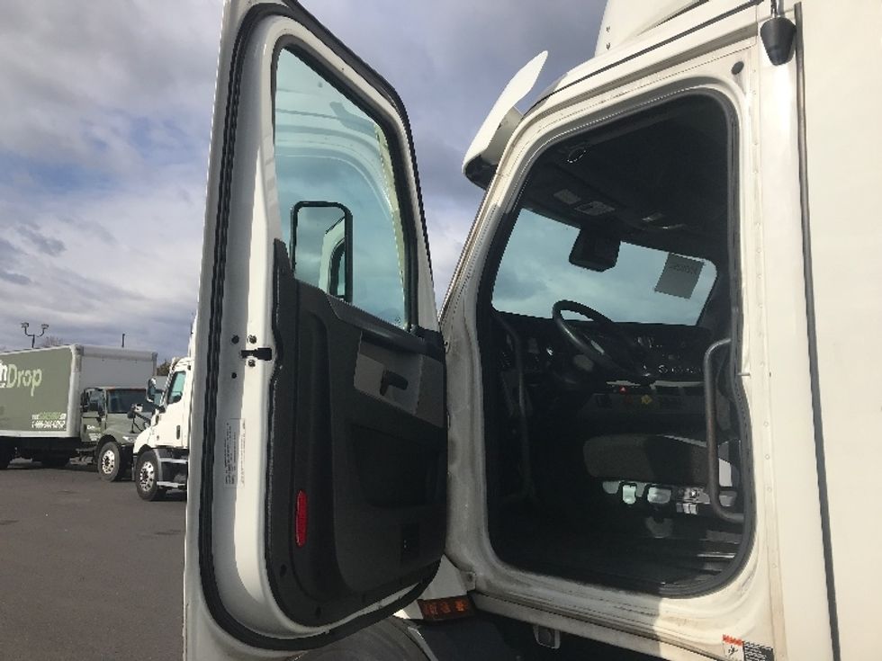 Day Cab Tractor-Heavy Duty Tractors-Freightliner-2021-T11664ST-Swedesboro-NJ-256,481\n\t\tmiles-$ 61,000 - Image 9