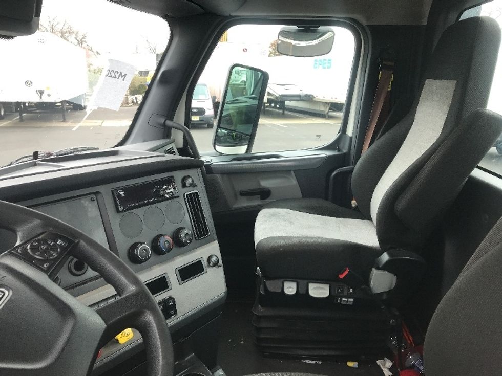 Day Cab Tractor-Heavy Duty Tractors-Freightliner-2021-T11664ST-Swedesboro-NJ-257,467\n\t\tmiles-$ 61,000 - Image 10
