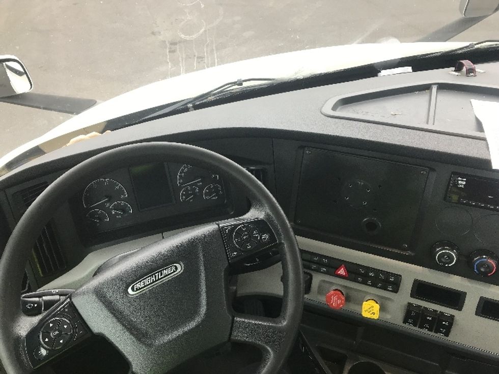 Day Cab Tractor-Heavy Duty Tractors-Freightliner-2021-T11664ST-Swedesboro-NJ-257,467\n\t\tmiles-$ 61,000 - Image 11