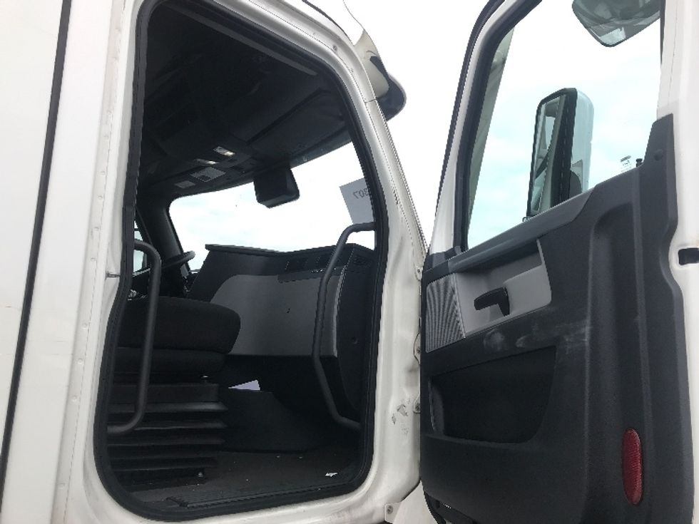 Day Cab Tractor-Heavy Duty Tractors-Freightliner-2021-T11664ST-Swedesboro-NJ-257,467\n\t\tmiles-$ 61,000 - Image 12