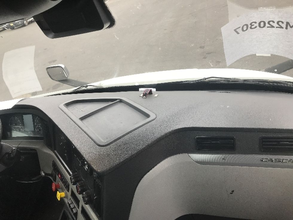 Day Cab Tractor-Heavy Duty Tractors-Freightliner-2021-T11664ST-Swedesboro-NJ-257,467\n\t\tmiles-$ 61,000 - Image 13