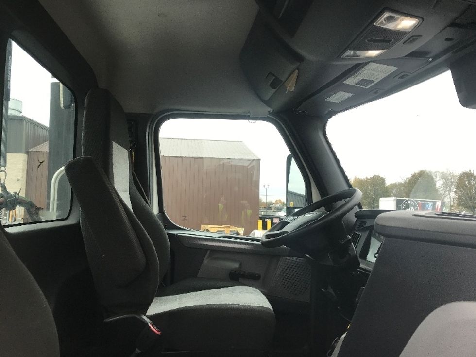 Day Cab Tractor-Heavy Duty Tractors-Freightliner-2021-T11664ST-Swedesboro-NJ-257,467\n\t\tmiles-$ 61,000 - Image 14