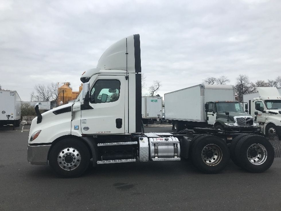 Day Cab Tractor-Heavy Duty Tractors-Freightliner-2021-T11664ST-Swedesboro-NJ-257,467\n\t\tmiles-$ 61,000 - Image 4