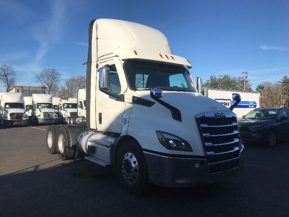 Day Cab Tractor-Heavy Duty Tractors-Freightliner-2021-T11664ST-Swedesboro-NJ-260,403\n\t\tmiles-$ 61,000 - Image 1