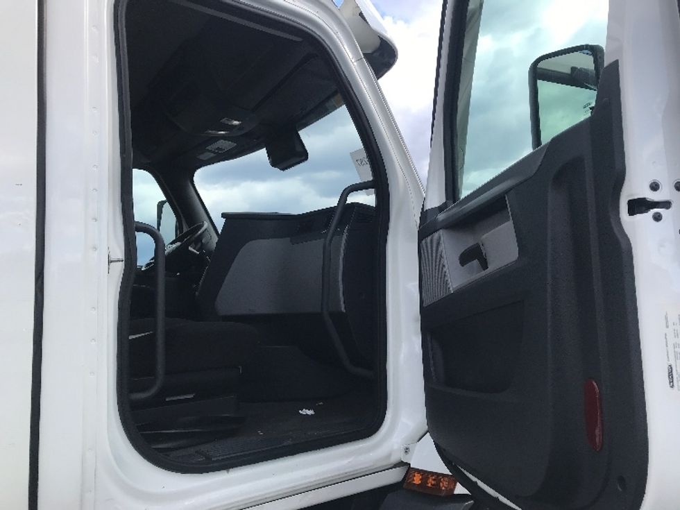 Day Cab Tractor-Heavy Duty Tractors-Freightliner-2021-T11664ST-Swedesboro-NJ-260,403\n\t\tmiles-$ 61,000 - Image 12