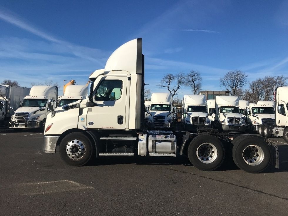 Day Cab Tractor-Heavy Duty Tractors-Freightliner-2021-T11664ST-Swedesboro-NJ-260,403\n\t\tmiles-$ 61,000 - Image 4
