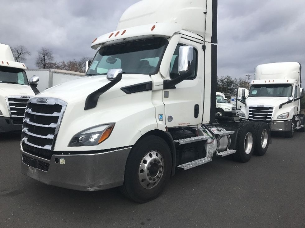 Day Cab Tractor-Heavy Duty Tractors-Freightliner-2021-T11664ST-Swedesboro-NJ-263,792\n\t\tmiles-$ 60,750 - Image 1