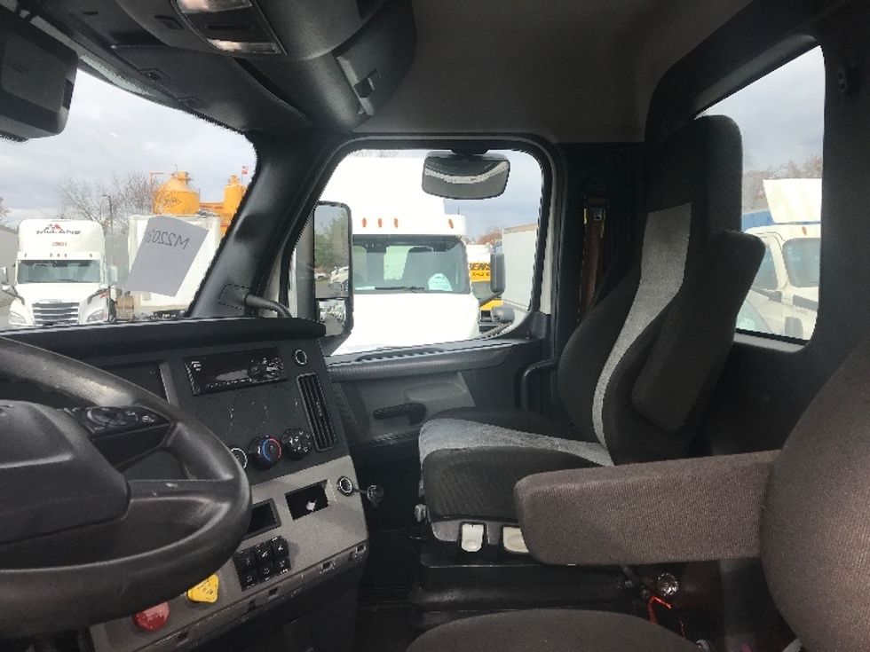 Day Cab Tractor-Heavy Duty Tractors-Freightliner-2021-T11664ST-Swedesboro-NJ-263,792\n\t\tmiles-$ 60,750 - Image 10