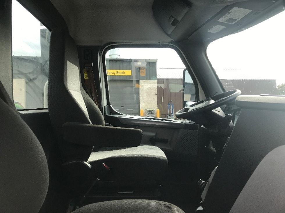 Day Cab Tractor-Heavy Duty Tractors-Freightliner-2021-T11664ST-Swedesboro-NJ-263,792\n\t\tmiles-$ 60,750 - Image 14