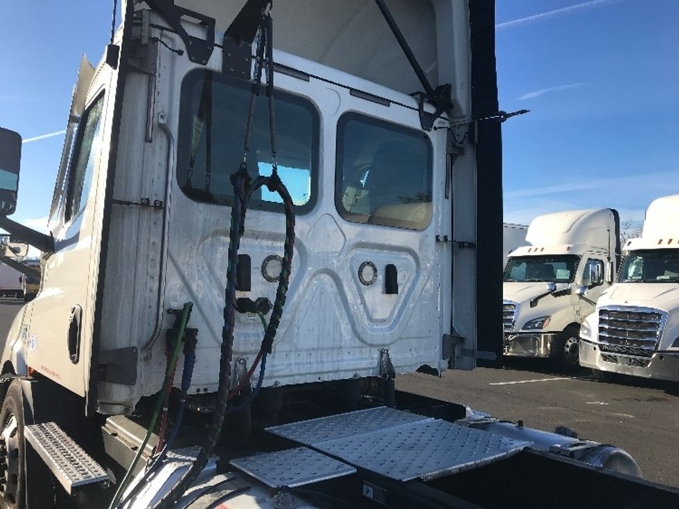 Day Cab Tractor-Heavy Duty Tractors-Freightliner-2021-T11664ST-Swedesboro-NJ-263,792\n\t\tmiles-$ 60,750 - Image 5