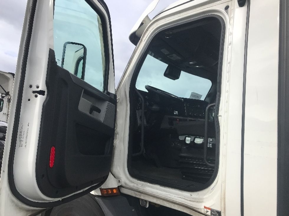Day Cab Tractor-Heavy Duty Tractors-Freightliner-2021-T11664ST-Swedesboro-NJ-263,792\n\t\tmiles-$ 60,750 - Image 9