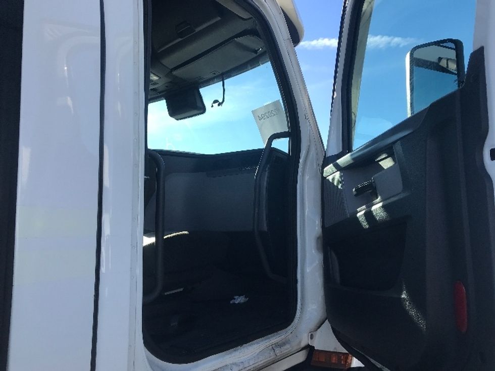 Day Cab Tractor-Heavy Duty Tractors-Freightliner-2021-T11664ST-Swedesboro-NJ-267,987\n\t\tmiles-$ 60,500 - Image 12