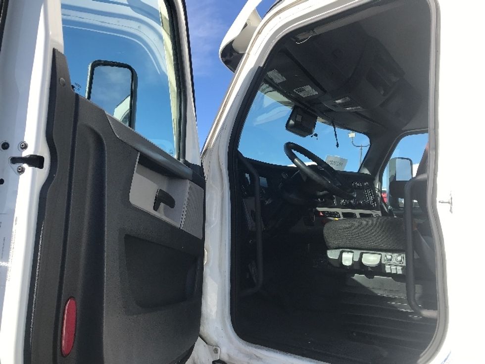 Day Cab Tractor-Heavy Duty Tractors-Freightliner-2021-T11664ST-Swedesboro-NJ-267,987\n\t\tmiles-$ 60,500 - Image 9