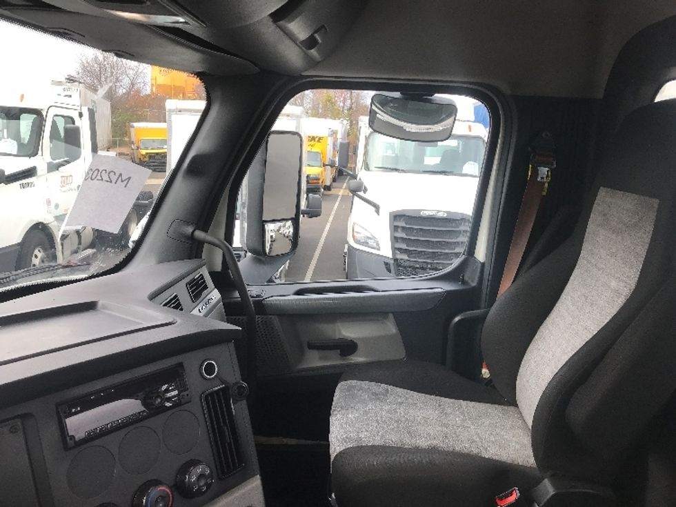 Day Cab Tractor-Heavy Duty Tractors-Freightliner-2021-T11664ST-Swedesboro-NJ-276,654\n\t\tmiles-$ 60,000 - Image 10